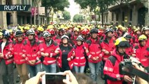 Cientos de bomberos protestan en Barcelona contra la brutalidad policial
