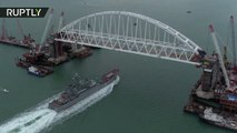 El buque de desembarco Azov navega bajo el puente del estrecho de Kerch