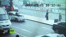 Un conductor arrastra a un oficial de Policía mientras huye de una inspección