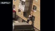 Rescate 'a lo kazajo': Salvan a una niña que estaba a punto de caer desde una ventana
