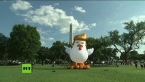 Un pollo inflable gigante con parecido a Trump aparece junto a la Casa Blanca