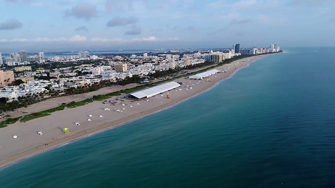 Un drone filme un requin au milieu des nageurs (Miami)