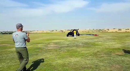 Un buggy volant s'écrase contre un bâtiment