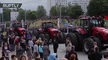 Tanques, tractores y... ¿sofás? Desfile de la Independencia en Bielorrusia