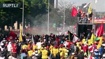 La Policía montada reprime las protestas en contra del presidente Michel Temer en Brasilia