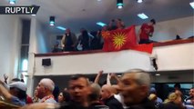 Macedonia: Los nacionalistas atacan a varios diputados de la oposición en el parlamento