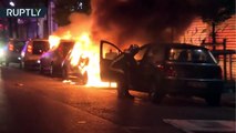 Los manifestantes prenden fuego a coches en París