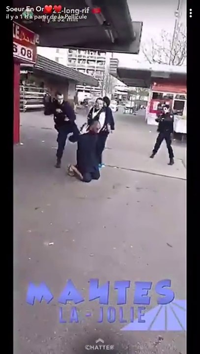 Un homme armé d'une machette se fait interpeller par des policers à Mantes-la-Jolie.