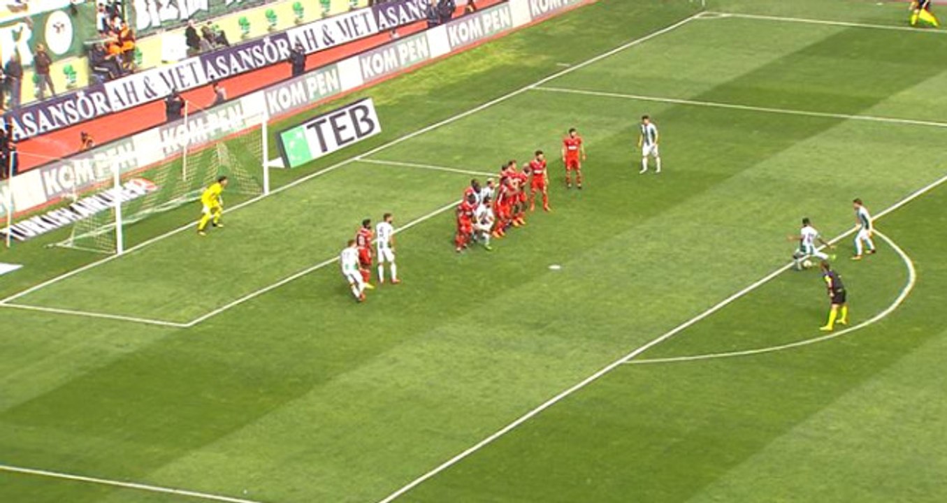 Samuel Eto'o, Akıl Dolu Frikik Vuruşuyla Topu Ağlara Yolladı