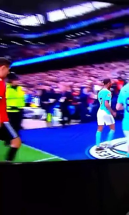 Futbollisti i United pështyn stemën e Manchester Cityt