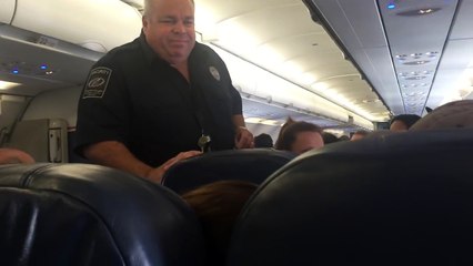 woman refuses to leave the plane and fights with the air police