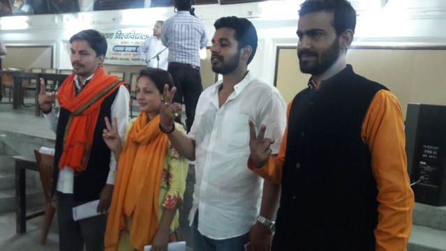 जबर्दस्त हंगामे और लाठीचार्ज के बीच पटना विवि छात्र संघ के निर्वाचित प्रतिनिधियों के कुछ सदस्यों को शपथ दिलायी गयी।