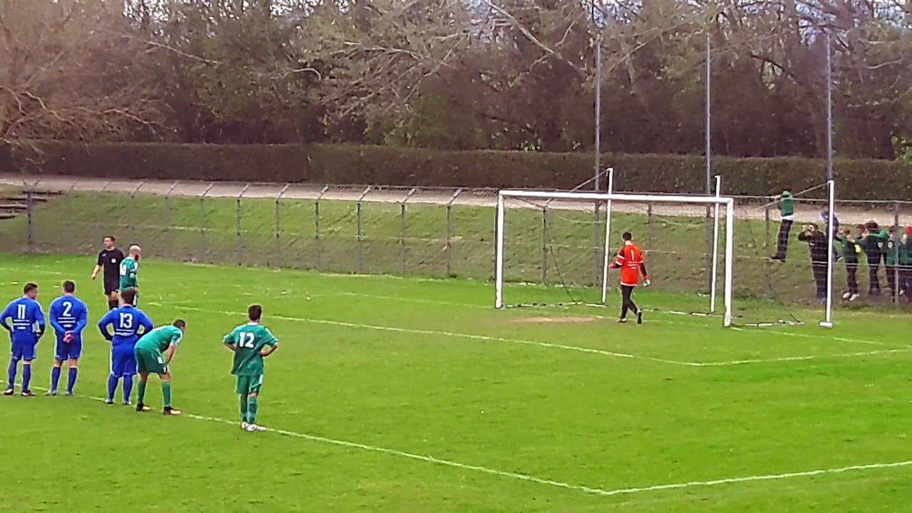Le penalty du coach des U15... fêté avec ses joueurs