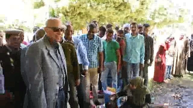 محافظ أسوان يتفقد الحدائق.. ويلبي مطلبًا إنسانيًا لطفل بعمل نظارة طبية