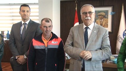 Türk bayrağını çöpten alan işçi ödüllendirildi