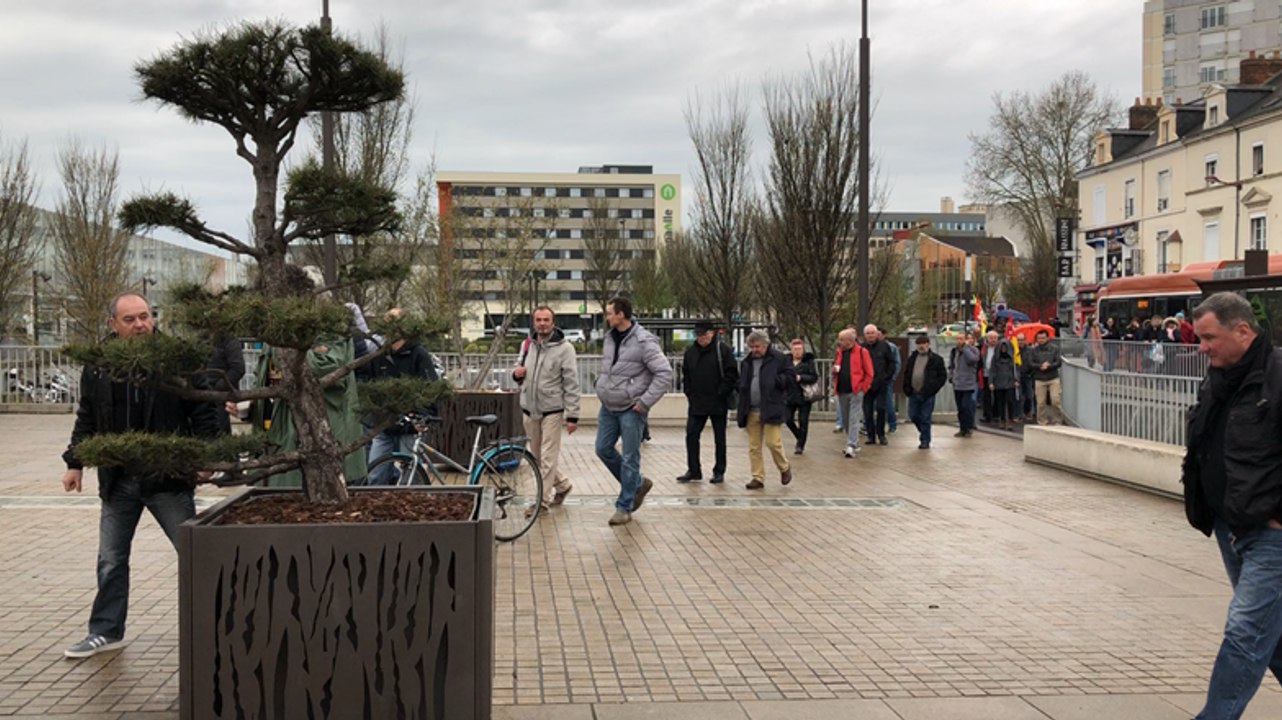 150 cheminots s’invitent à la permanence du député En Marche