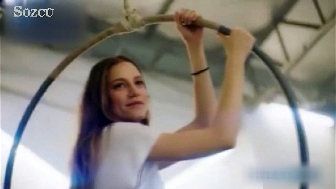 Ünlü bir şampuan markasının reklam yüzü olan Serenay Sarıkaya, reklam çekimleri öncesinde izleyenleri büyüledi