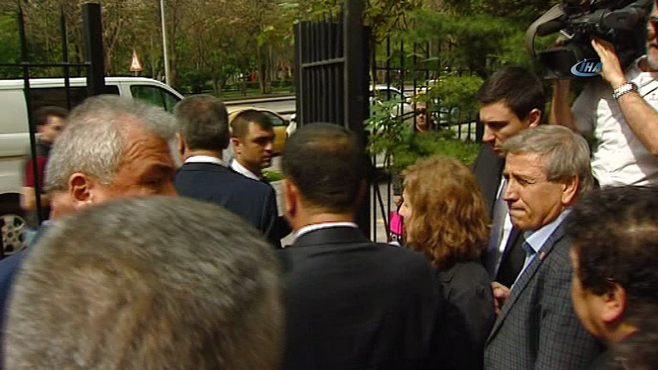 Veli Ağbaba kapıları zorladı