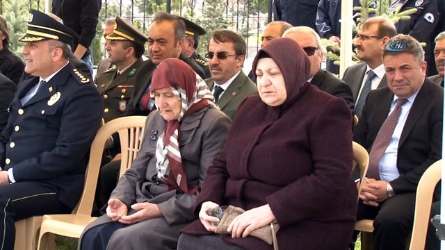 Sivas'ta şehit polislerin mezarlarına karanfil bırakıldı