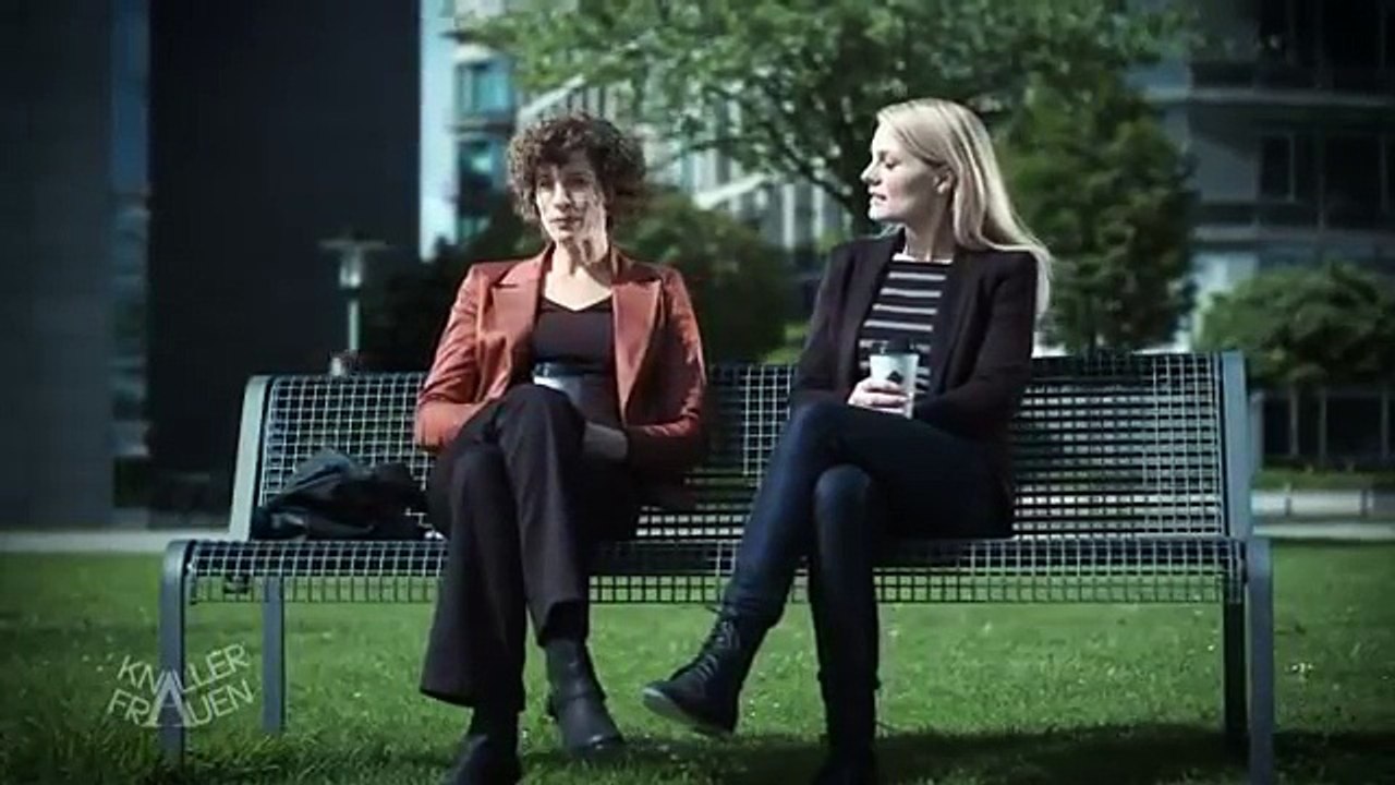 Zuckerschock: So macht der Kaffee gleich doppelt wach! [subtitled] | Knallerfrauen mit Martina Hill