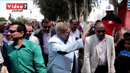 محافظ الإسماعيلية يشارك المواطنين احتفالاتهم بأعياد الربيع