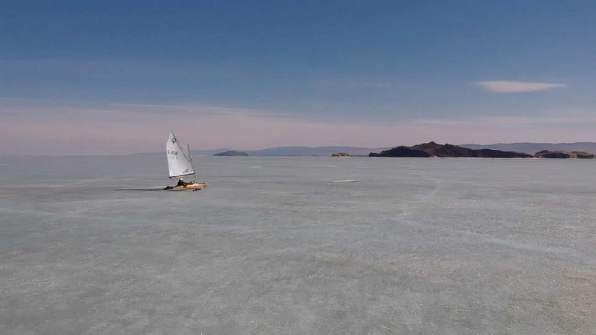 ⁣Байкал: яхты на коньках