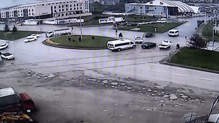 Otomobilin altında kalmaktan son anda kurtuldu - DÜZCE