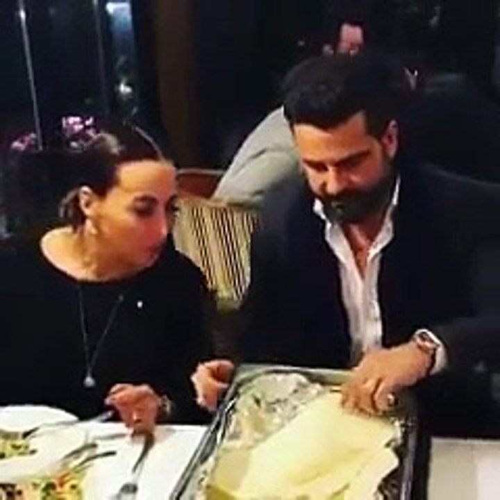 asena'ya eşinin dürüm görünümlü gül vermesi