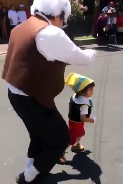 Ce papy et son petit fils ont le plus drôle des déguisements - Pinocchio et Gepetto