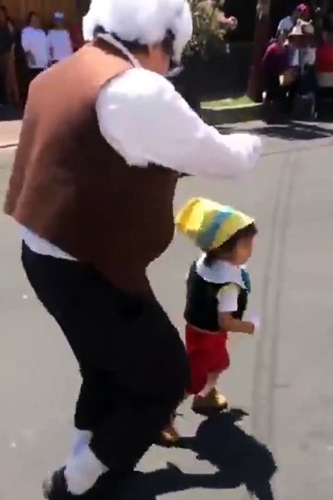 Ce papy et son petit fils ont le plus drôle des déguisements - Pinocchio et Gepetto