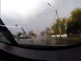 Il se fait éjecter de son camion après avoir percuté un lampadaire. Impressionnant