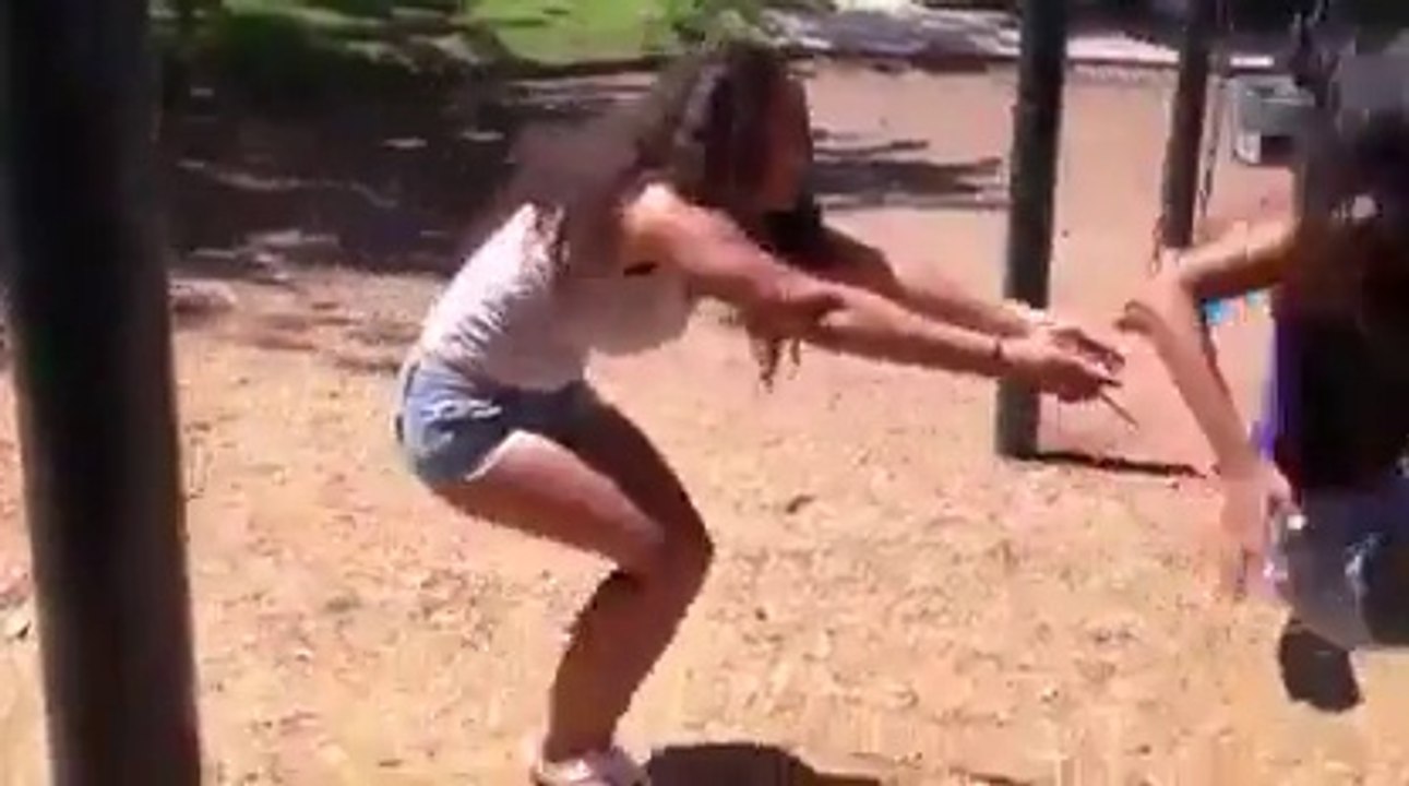 Quand ta copine te fait la pire blague sur une balançoire