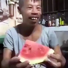 Imaginez quelqu'un qui mange comme ça dans un mariage