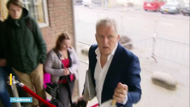 Op beeld: zo loopt Peter R. boos weg bij rechtszaak Holleeder - RTL NIEUWS