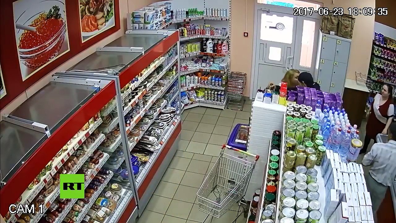 Robo frustrado: Un hombre intenta robar alcohol en una tienda en Rusia