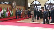 El presidente de Líbano MIchel Aoun tropieza en su llegada a la cumbre de la Liga Árabe en Jordania