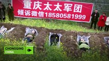 'Tumbaterapia': Estas mujeres chinas se acuestan en tumbas