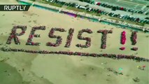 Mil manifestantes anti-Trump forman con sus cuerpos la palabra 'Resistir' en San Francisco
