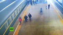 ‘¡Párenlo!’: Una niña china cae a las vías del tren antes que este arranque