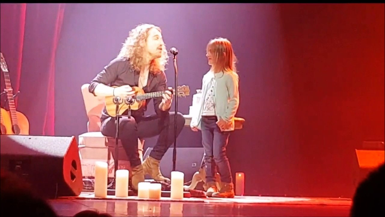Julien Doré fait monter sur scène la petite Iris pour chanter Coco Câline