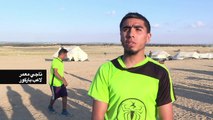 شبان فلسطينيون يلعبون رياضة الباركور عند الحدود بين قطاع غزة واسرائيل