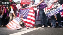 Manifestantes queman una bandera de EE.UU. frente a la embajada estadounidense en Filipinas