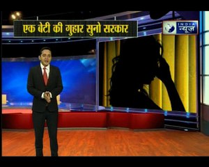 यूपी: उन्नाव गैंगरेप की CBI जांच की मांग को लेकर पीड़ित परिवार ने पोस्टमॉर्टम हाउस के बाहर प्रदर्शन किया