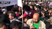 Cientos de sirios celebran mientras el Ejército entra en un suburbio al noroeste de Damasco