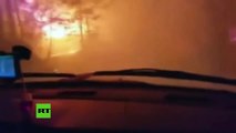 Incendios forestales en vivo: Un coche atraviesa un bosque ardiendo