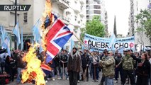 Queman banderas del Reino Unido en protesta por las maniobras en las Malvinas
