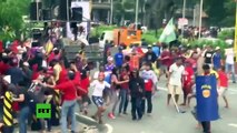 FUERTES IMÁGENES: Un camión de la Policía atropella manifestantes en Filipinas