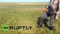 La tierra se mueve en Rusia: Extrañas 'burbujas' de gas aparecen bajo la hierba en Siberia