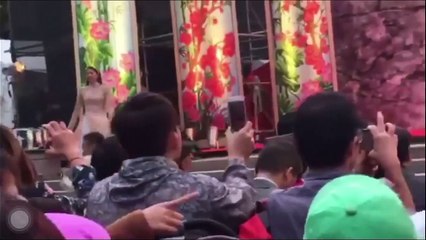 Phạm Hương diễn áo dài Cô Ba Sài Gòn