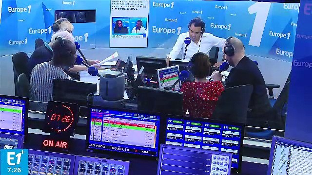 Gisèle Parapheur, assistante de François Hollande : Le genou derrière la nuque François ! Allez, ça tire... C'est le François du nouveau monde qui arrive, là !